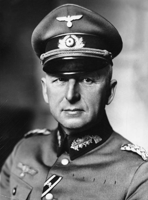 Zentralbild
Generalfeldmarschall Erich EGE von Lewinski genannt von Manstein, geb. 24.11.1887 in Berlin
Oberbefehlshaber der Heeresgruppe S¸d im II. Weltkrieg. Ritterkreuz mit Eichenlaub und Schwertern. Von einem britischen Milit‰rgericht zu 18 Jahren Haft verurteilt, 1953 jedoch bereits freigelassen.
UBz.: von Manstein als Generalmajor im Jahre 1938 Zentralbild
Generalfeldmarschall Erich EGE von Lewinski genannt von Manstein, geb. 24.11.1887 in Berlin
Oberbefehlshaber der Heeresgruppe S¸d im II. Weltkrieg. Ritterkreuz mit Eichenlaub und Schwertern. Von einem britischen Milit‰rgericht zu 18 Jahren Haft verurteilt, 1953 jedoch bereits freigelassen.
UBz.: von Manstein als Generalmajor im Jahre 1938